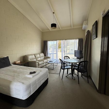 Fountain Court Motel ตาอูรังกา ภายนอก รูปภาพ