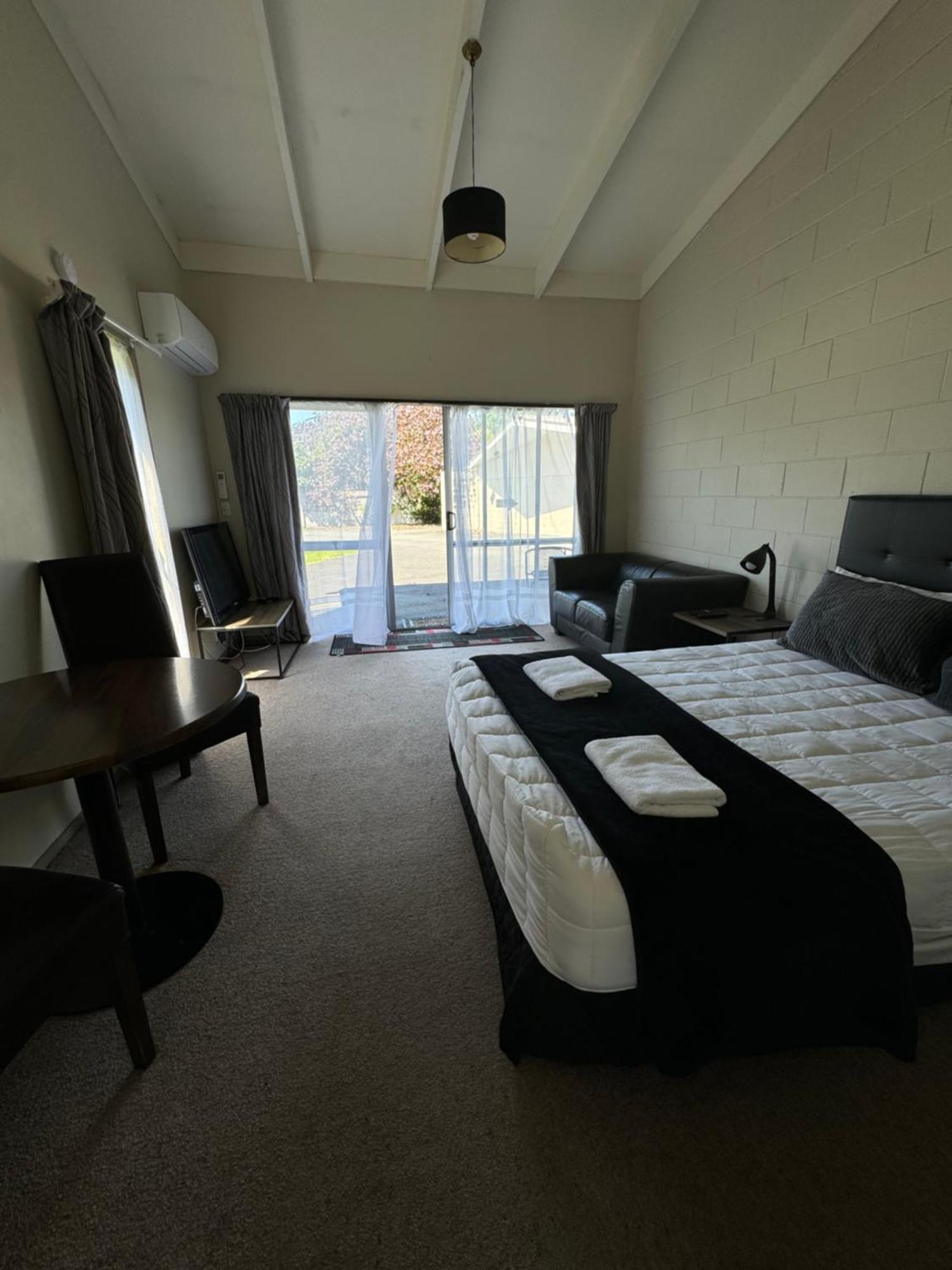 Fountain Court Motel ตาอูรังกา ภายนอก รูปภาพ