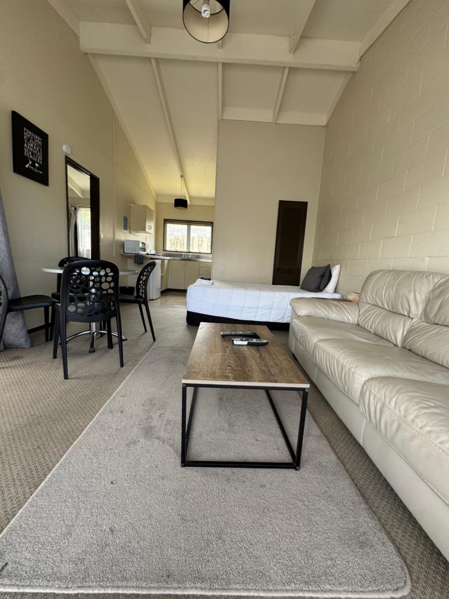 Fountain Court Motel ตาอูรังกา ภายนอก รูปภาพ