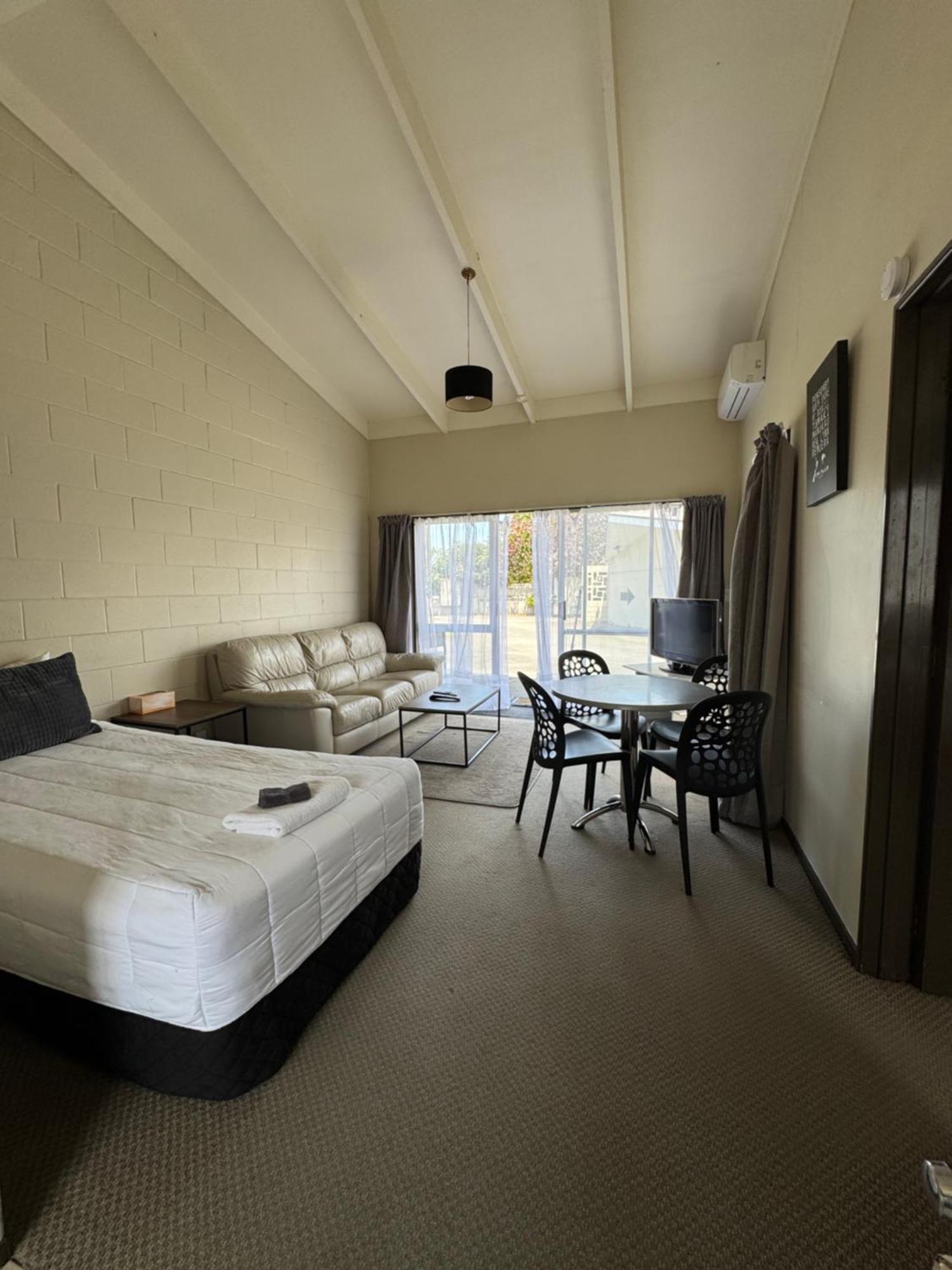 Fountain Court Motel ตาอูรังกา ภายนอก รูปภาพ